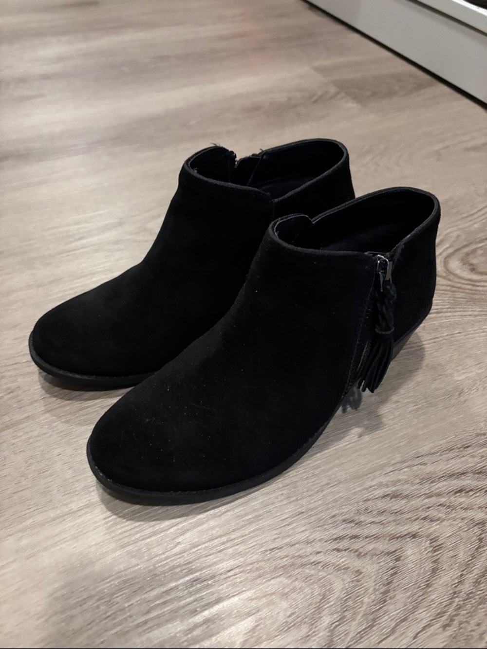 Vionic 6 like new Black Suede Ankle Booties with Side Zip
